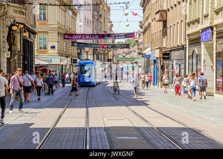 Strade di Zagabria in un giorno feriale durante il giorno in estate. Città di Zagabria è la capitale della Croazia. Foto Stock