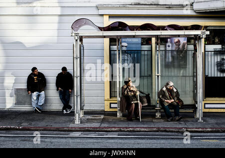 In attesa del Bus, San Francisco Foto Stock