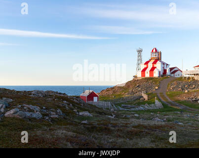 Il Cape Bonavista faro visto qui al tramonto è stato in funzione dal 1842-1962. Esso è ora un museo ed è un provinciale sito storico. Foto Stock