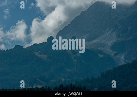 Autunnale di corso Italia, le belle montagne Dolomitiche vicino a Cortina d'Ampezzo, Dolomiti, le Alpi, Veneto, Italia, Europa Foto Stock