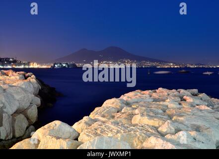 Il Vesuvio e il golfo di Napoli dal porto di Mergellina,napoli Foto Stock