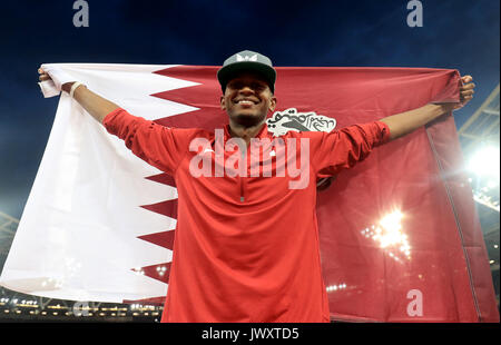 Il Qatar Mutaz Essa Barshim celebra vincendo gli Uomini Salto in alto finale durante il giorno dieci del 2017 IAAF Campionati del mondo presso il London Stadium. Foto Stock