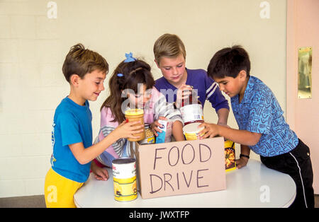 I bambini raccogliere cibo per i senza tetto di beneficenza a scuola Myrleen Pearson Foto Stock