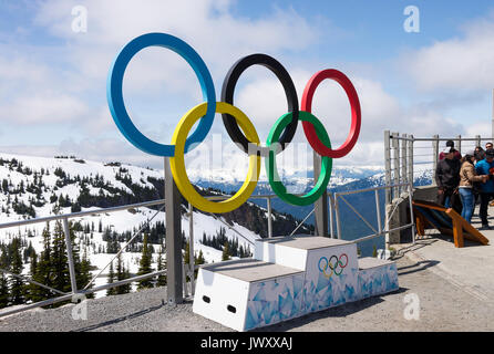 Gli anelli olimpici e podio per il 2010 Giochi Olimpici Invernali al Roundhouse terrazza e un deck di visualizzazione Whistler Mountain della Columbia britannica in Canada Foto Stock