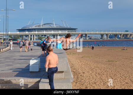 San Pietroburgo, Russia - 1 Agosto 2017: Parco trecentesimo anniversario di San Pietroburgo, giovane pratica parkour nel parco della città. Foto Stock