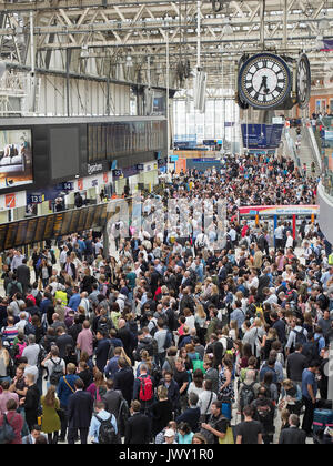 Una vista guardando verso il basso sulla affollata concourse a Waterloo Station di Londra a causa delle chiusure della piattaforma durante il 2017 stazione di aggiornamento di engineering Foto Stock