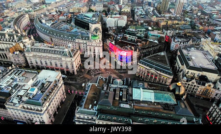 Vista aerea Foto di iconico punto di riferimento Piccadilly Circus insegne commerciali feat. Regent Street e Soho a Londra Centro Città in Inghilterra, Regno Unito Foto Stock