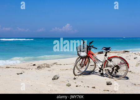 Biciclette su una spiaggia di sabbia bianca, Gili Trawangan, Indonesia Foto Stock