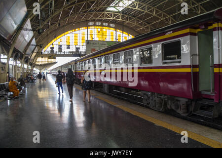 La gente camminare su di una piattaforma a bordo di un treno, Hua Lamphong stazione ferroviaria, Bangkok, Thailandia Foto Stock