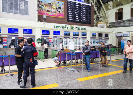 Persone presso la biglietteria ferroviaria, Hua Lamphong stazione ferroviaria, Bangkok, Thailandia Foto Stock