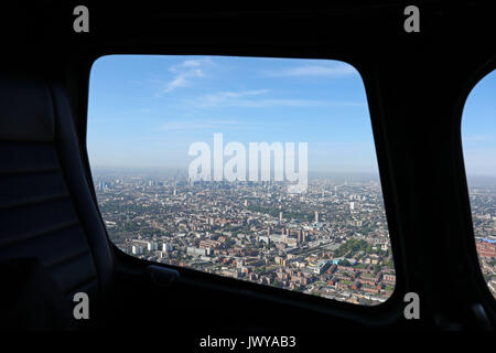 Vista aerea della skyline di Londra attraverso una finestra di elicottero, London, Regno Unito Foto Stock