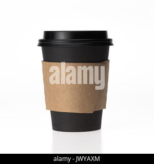 Blank mockup per desigh carta nera e marrone carta nero con cappuccio in plastica tazza da caffè per tener lontano isolati su sfondo bianco Foto Stock