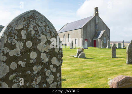 Chiesa di pietra sulle isole Shetland con cimitero, Foto Stock