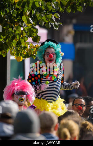 HELSINKI, Finlandia - 24 settembre 2016: membri dell'Loldiers di Odin clown gruppo presso il peli poikki - Rikotaan hiljaisuus - rally di protesta contro la r Foto Stock