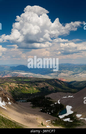 Il Rosso delle colline del Gros Ventres sorge dietro il minatore blu del lago sotto la cima del sonno indiano. Gros Ventre deserto, Wyoming Foto Stock