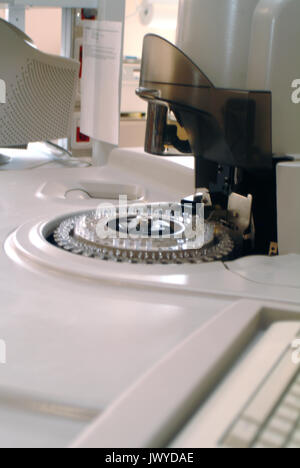 Assistente di laboratorio analisi di sequenza di DNA sul computer Foto Stock