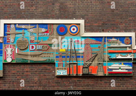 Hamtun Street Mural nella parte della città vecchia di Southampton che racconta la storia della città, Southampton, Hampshire, Regno Unito Foto Stock