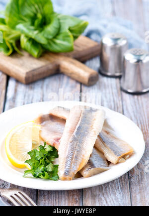 Materie di filetto di pesce e succo di limone sulla piastra Foto Stock