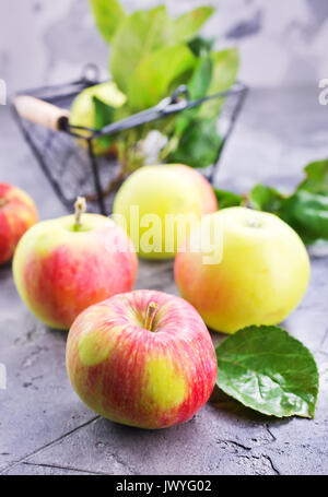 Mele fresche su un tavolo, stock photo Foto Stock