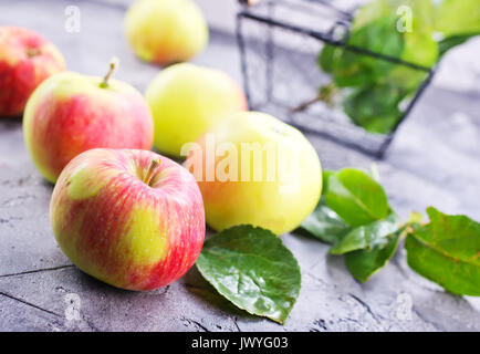Mele fresche su un tavolo, stock photo Foto Stock