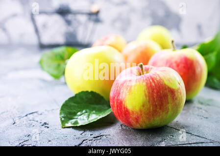 Mele fresche su un tavolo, stock photo Foto Stock