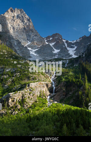 Teewinot salendo in alto sopra una grande cascata di versarla sulla scogliera e in cascata Canyon nel Teton Mountains. Il Parco Nazionale del Grand Teton, Wyoming Foto Stock