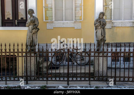 Cetinje, Montenegro - Antica casa signorile decorato con statue di donna popolarmente chiamato Le Quattro Stagioni Foto Stock