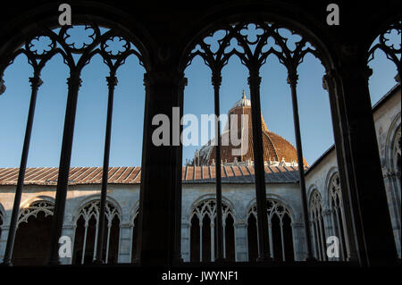 Il romanico Campo Santo e il Battistero di San Giovanni sul Campo dei Miracoli elencati di Patrimonio Mondiale dall Unesco in Pisa, Toscana, Italia. 3 agosto 2016 © W Foto Stock