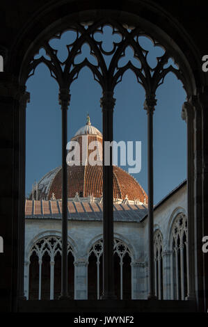 Il romanico Campo Santo e il Battistero di San Giovanni sul Campo dei Miracoli elencati di Patrimonio Mondiale dall Unesco in Pisa, Toscana, Italia. 3 agosto 2016 © W Foto Stock