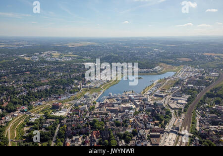 Lago di Phoenix Dortmund con castello orda, nuovo sviluppo sul lago, con le isole del lago, castello Hörder, sito di un ex mulino di acciaio, Dortmund, Foto Stock