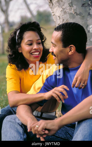 Giovane africano coppia americana in posizione di parcheggio Foto Stock