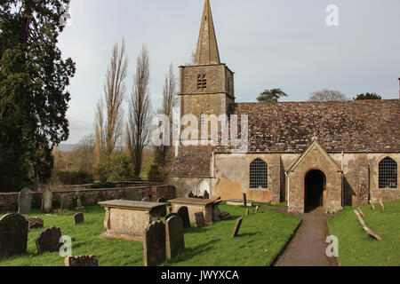 Inglese chiesa rurale, l'antica Chiesa Parrocchiale di San Michele Arcangelo, in collina, è stato originariamente costruito nel XIII secolo. Ha cimitero, steeple Foto Stock