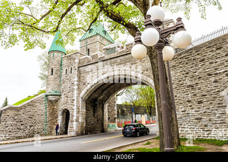 La città di Quebec, Canada - 29 Maggio 2017: città vecchia strada porta con arco e auto Foto Stock