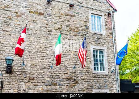 Bandiere di paesi Europei e Nordamericani hanging off edificio, comprese canadese, Stati Uniti, Italiano e Unione europea Foto Stock