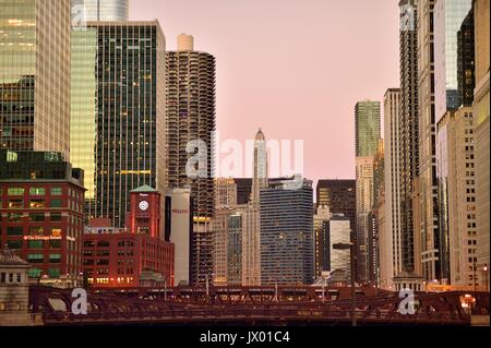 Crepuscolo sorpassa il Chicago River Canyon nel centro cittadino di Chicago. Chicago, Illinois, Stati Uniti d'America. Foto Stock