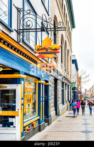 La città di Quebec, Canada - 29 Maggio 2017: Vista dettagliata del segno per lo sciroppo d'acero merchandise e negozio di souvenir chiama Les Delices de L'Erable su old town street Foto Stock