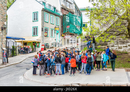 La città di Quebec, Canada - 29 Maggio 2017: Tour di gruppo con i giovani della scuola i bambini camminando sulla vecchia strada chiamata Saint-Jean Foto Stock