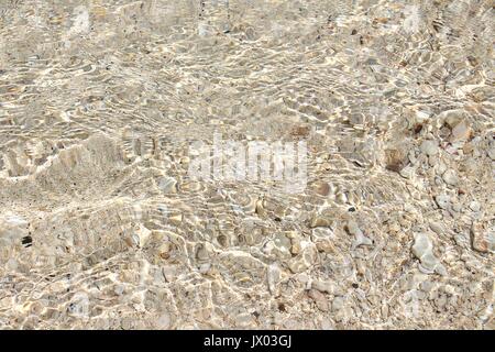 Increspature dell acqua di mare chiaro di Kaputian spiaggia di Isola Samal, Filippine Foto Stock