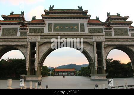 Parco Shunfengshan nella Shunde, Foshan, Guandong, la Cina dispone di questo imponente cancello di calcestruzzo progettato in architettura cinese. Foto Stock