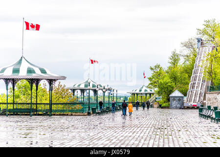 La città di Quebec, Canada - 30 Maggio 2017: città vecchia vista di Dufferin Terrace passerella in legno con panche e gazebo e gente che cammina Foto Stock