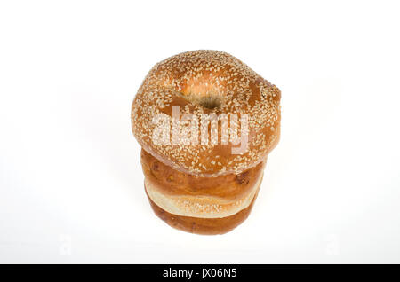 Pila di bagel con semi di sesamo bagel sulla parte superiore su sfondo bianco isolare. Stati Uniti d'America Foto Stock
