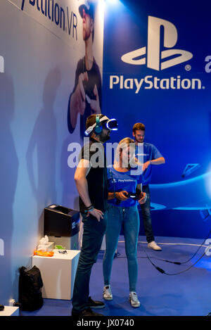 Barcellona - Jun 16: un uomo cerca la Playstation VR (realtà virtuale) bicchieri al Sonar Festival il 16 giugno 2016 a Barcellona, Spagna. Foto Stock