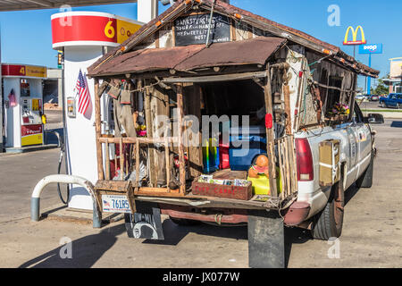 Divertente personalizzata carrello di prelievo alla stazione di gas in Amarillo, Texas. Foto Stock