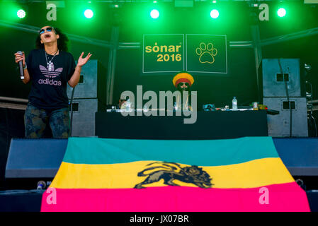 Barcellona - Jun 17: Congo Natty feat. Congo Dubz, tenore Fly, Nanci e Phoebe esibirsi in un concerto al Sonar Festival il 17 giugno 2016 a Barcellona, Sp Foto Stock