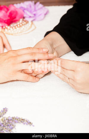 Manicure di chiodi da una donna e le mani prima di applicare smalto per unghie Foto Stock
