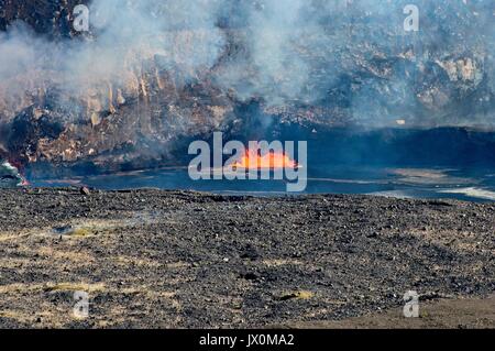 Red Hot Lava, vapore, fumo e fuoco dal vulcano Kilauea in corrispondenza del bordo della caldera a Parco Nazionale dei Vulcani delle Hawaii, Foto Stock