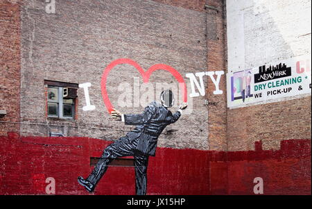 New York, Stati Uniti d'America - 27 Settembre 2016: io amo New York Street Art sul lato di un edificio di Manhattan. Foto Stock