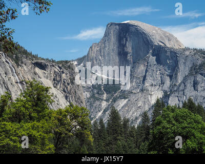 Bella vista di Half Dome nel Parco Nazionale di Yosemite Foto Stock