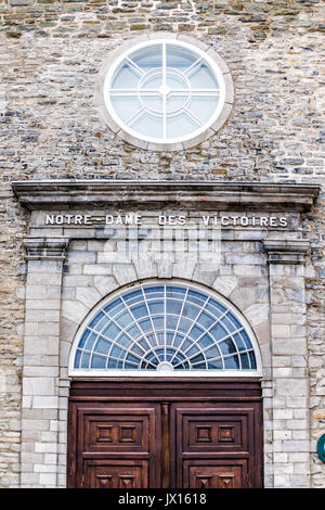 La città di Quebec, Canada - 30 Maggio 2017: Inferiore città vecchia strada a La Place Royale con Notre Dame des Victoires chiesa in legno della porta d'ingresso Foto Stock