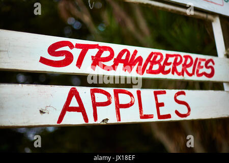 Lato strada producono segno Hawkes Bay Foto Stock